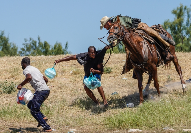 Εικόνες – σοκ στις ΗΠΑ: Έφιπποι συνοριοφύλακες κυνηγούν με λάσο Αϊτινούς μετανάστες