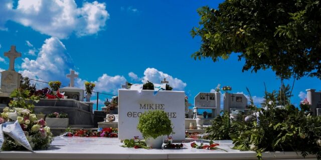 Μίκης Θεοδωράκης: Χωρίς καντήλια και σταυρό ο τάφος – Δεν θα γίνει οικογενειακός