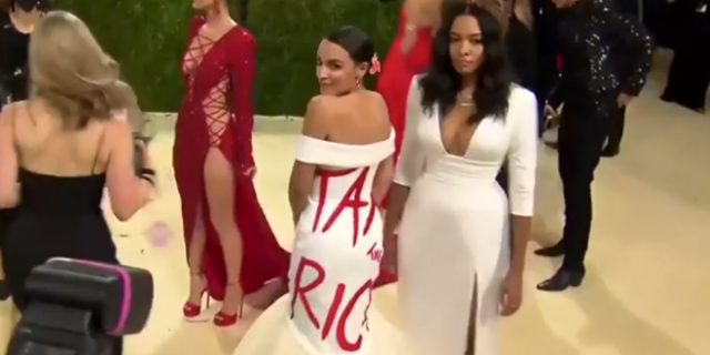 Met Gala: “Φορολογήστε τους πλούσιους” – Το φόρεμα της Αλεξάντρια Οκάζιο Κορτέζ