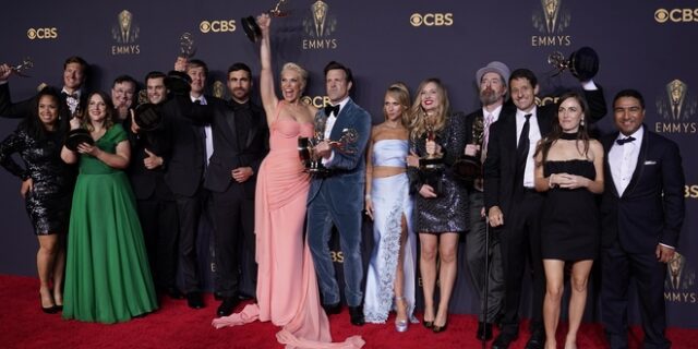 ΕΜΜΥ 2021: Οι μεγάλοι νικητές – Θρίαμβος για το ‘Ted Lasso’ και ‘The Crown’