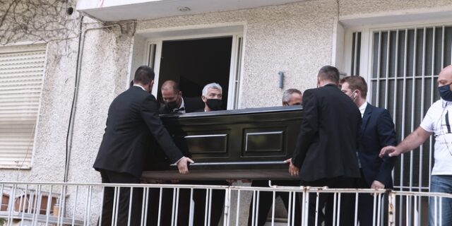 Μίκης Θεοδωράκης: Προσωρινή απαγόρευση οποιασδήποτε ενέργειας για ενταφιασμό