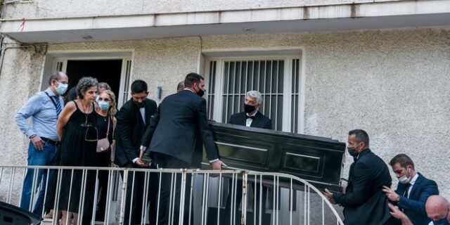 “Αθάνατος”: Η συγκίνηση του κόσμου έξω από το σπίτι του Μίκη Θεοδωράκη
