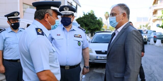 Θεοδωρικάκος: Επίσκεψη στα ΑΤ Περιστερίου και Ασπροπύργου