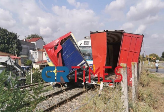 Θεσσαλονίκη: Τρένο συγκρούστηκε με φορτηγό – Ένας τραυματίας