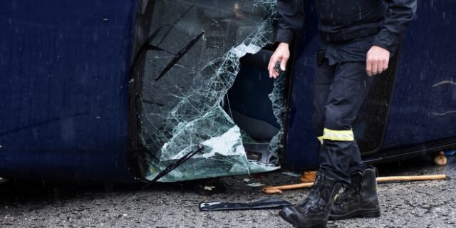 Σούνιο: Φονικό τροχαίο με έναν 19χρονο νεκρό και δύο τραυματίες