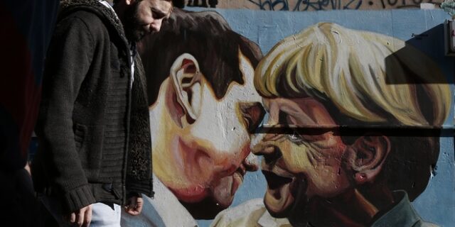 Zeit: Ο Αλέξης Τσίπρας αποχαιρετά την Άνγκελα Μέρκελ