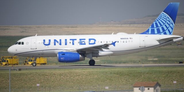 United Airlines: Απολύει 593 ανεμβολίαστους εργαζόμενους