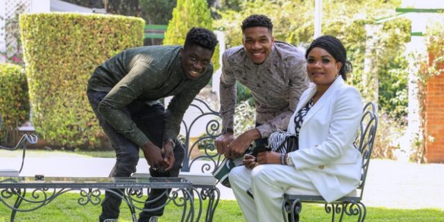 Η οικογένεια Αντετοκούνμπο γιόρτασε με σουβλάκια την ελληνική υπηκοότητα