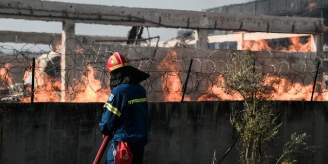 Περιορίστηκε η φωτιά στο εργοστάσιο ξυλείας στον Ασπρόπυργο