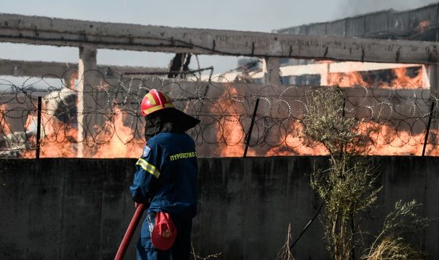 Περιορίστηκε η φωτιά στο εργοστάσιο ξυλείας στον Ασπρόπυργο