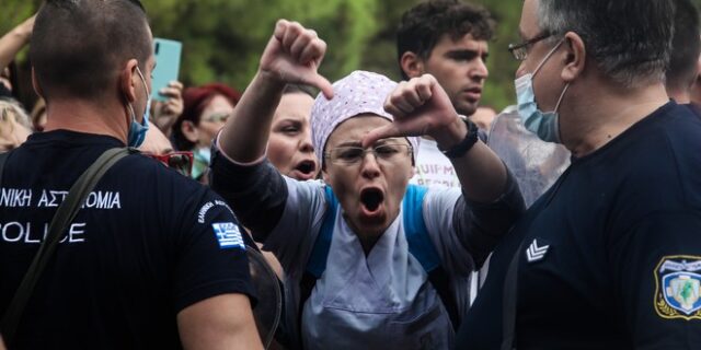Πλεύρης: Αποδοκιμάστηκε από υγειονομικούς κατά την άφιξή του στη Θεσσαλονίκη