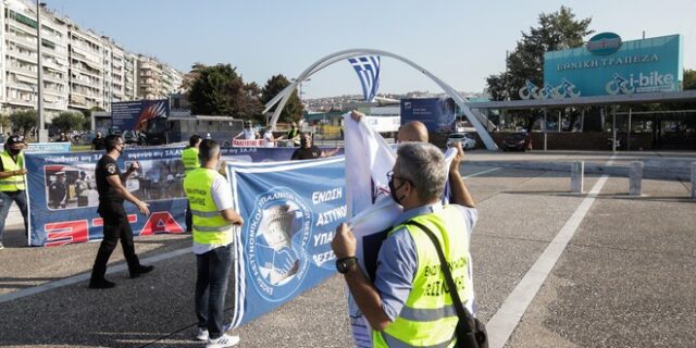 ΔΕΘ 2021: Διαμαρτυρία αστυνομικών έξω από την κεντρική πύλη