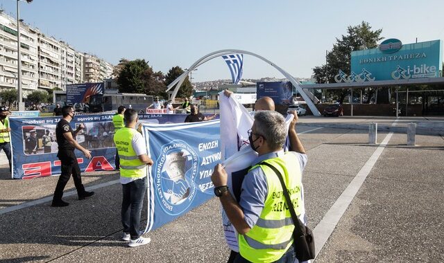 ΔΕΘ 2021: Διαμαρτυρία αστυνομικών έξω από την κεντρική πύλη