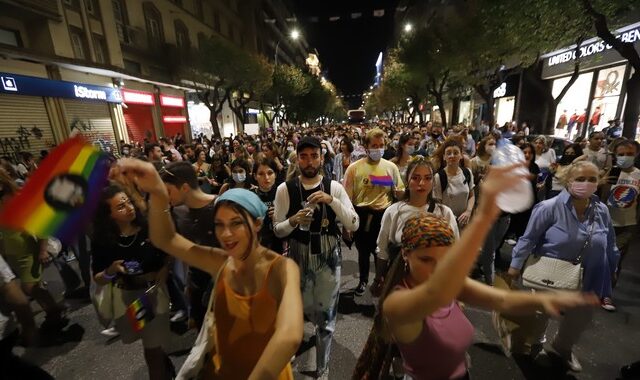 Thessaloniki Pride: Τραμπούκικη επίθεση με πέτρες στη λήξη της πορείας – Έξι προσαγωγές