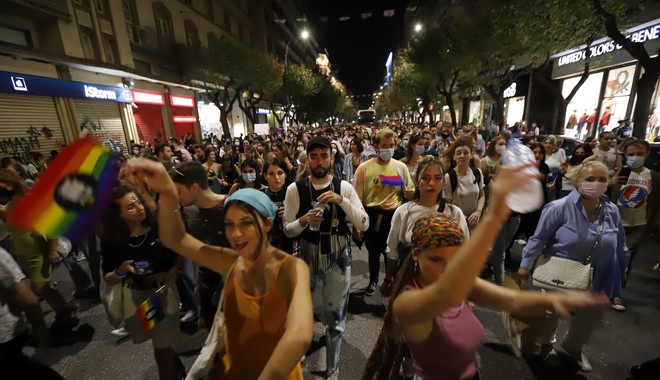 Thessaloniki Pride: Τραμπούκικη επίθεση με πέτρες στη λήξη της πορείας – Έξι προσαγωγές