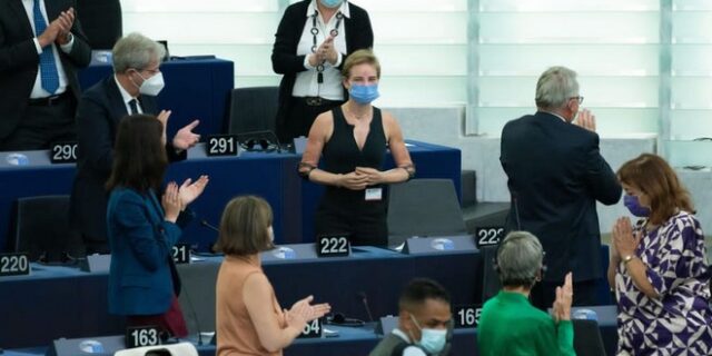 Ευρωκοινοβούλιο: Συγκλονιστική στιγμή στην Ολομέλεια – Όλη η αίθουσα όρθια για τη Χρυσή Παραολυμπιονίκη, Μπέμπε Βίο