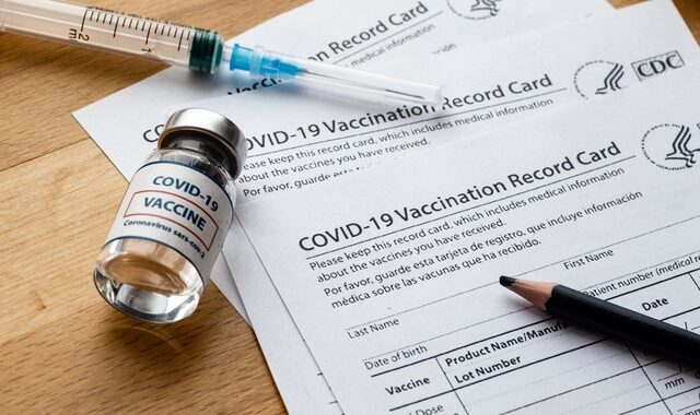 Πλαστά πιστοποιητικά εμβολιασμού: Σαρωτικοί έλεγχοι για να μπει φρένο στη νέα “επιδημία”