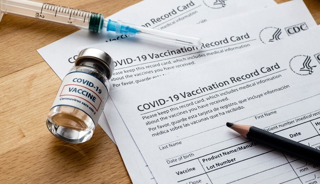 Πλαστά πιστοποιητικά εμβολιασμού: Σαρωτικοί έλεγχοι για να μπει φρένο στη νέα “επιδημία”