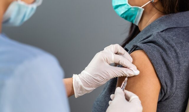 Κορονοϊός: Ο πλήρης εμβολιασμός μειώνει την πιθανότητα εκδήλωσης μακρόχρονων συμπτωμάτων