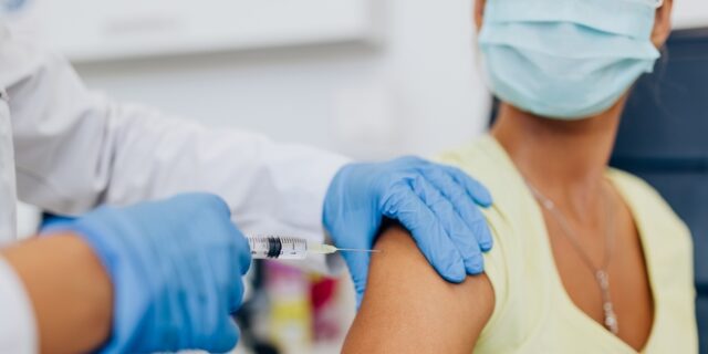 Εμβόλιο Pfizer: Στο 95% η προστασία μετά την τρίτη δόση