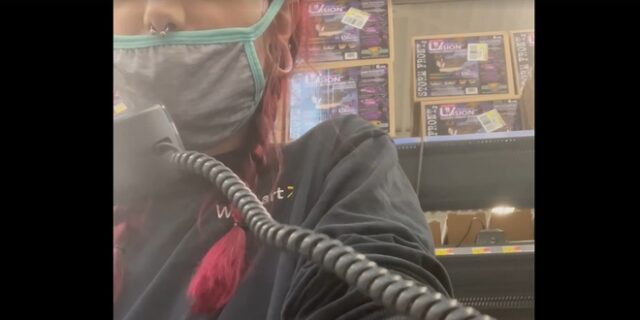 Εργαζόμενη στη Walmart παραιτείται από τα μεγάφωνα του καταστήματος και γίνεται viral