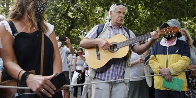 Henning Zierock: Ο άνθρωπος που αποχαιρετά με μουσική τον Μίκη