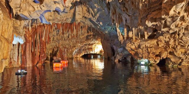 Περιήγηση στο Αχίλλειο, βαρκάδα στον Διρό από τον καναπέ σου