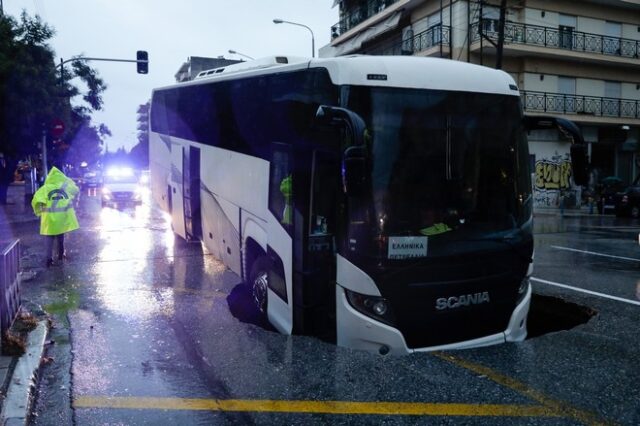 Θεσσαλονίκη: Άνοιξε τρύπα στο δρόμο και “κατάπιε” λεωφορείο