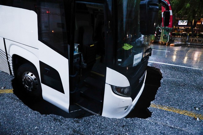 Θεσσαλονίκη: Απομακρύνθηκε το λεωφορείο – Τεράστια τρύπα στο οδόστρωμα