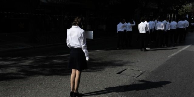 Η “έκρηξη” των κρουσμάτων ακυρώνει τις παρελάσεις