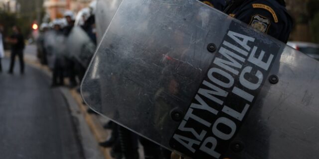 Πέραμα: Περιορισμένη ένταση με Ρομά σε διαμαρτυρία για το θάνατο του 20χρονου