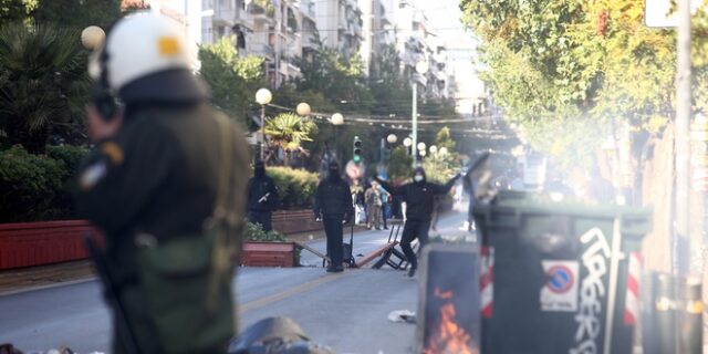 Ένταση στην ΑΣΟΕΕ: Νεαροί έκαψαν κάδους και έκοψαν την κυκλοφορία στην Πατησίων