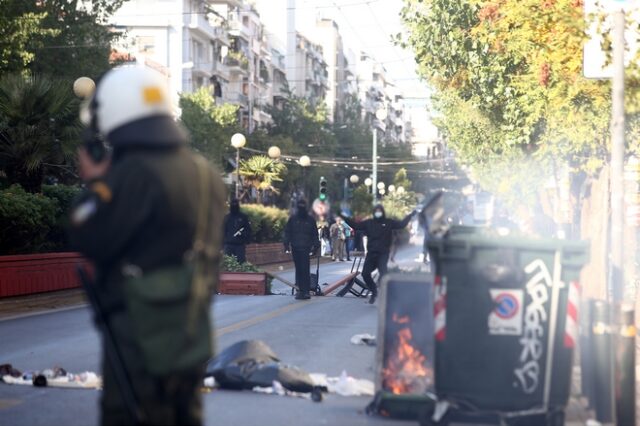 Ένταση στην ΑΣΟΕΕ: Νεαροί έκαψαν κάδους και έκοψαν την κυκλοφορία στην Πατησίων
