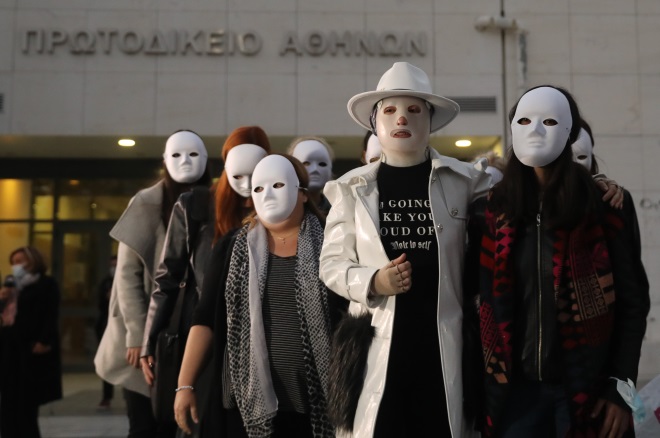 Επίθεση με βιτριόλι: Με μάσκες οι φίλες της Ιωάννας Παλιοσπύρου – “Θα είμαι δίπλα σε όποια γυναίκα με χρειαστεί”
