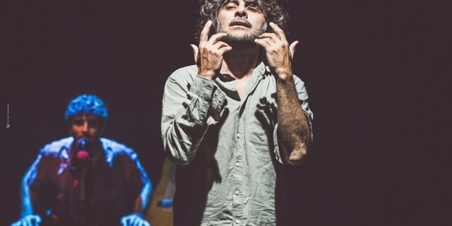 Ο Κώστας Γάκης είναι ένας σκύλος που ματώνει για να σώσει έναν ιθαγενή από τα νύχια των ανθρωποκυνηγών