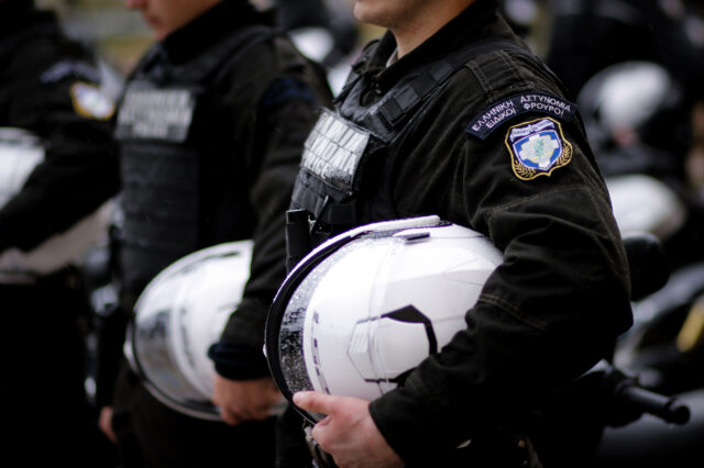 Οι αστυνομικοί είναι πιο χρήσιμοι από τους γιατρούς στην Ελλάδα, με 7 χιλιάδες κρούσματα
