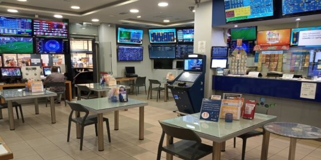 «Όλοι οι λήγοντες κερδίζουν» στο Λαϊκό Λαχείο – Ιδιοκτήτης καταστήματος ΟΠΑΠ μιλάει για τη μεγάλη κλήρωση