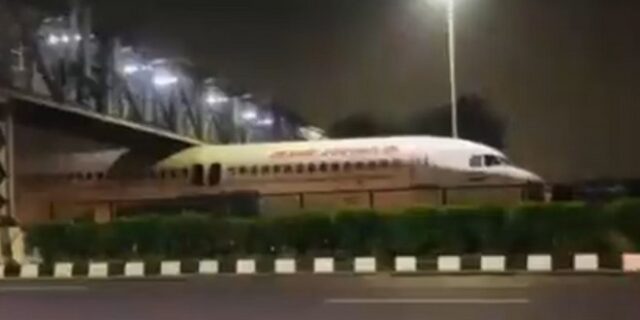 Ινδία: Αεροσκάφος κόλλησε κάτω από γέφυρα