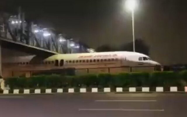 Ινδία: Αεροσκάφος κόλλησε κάτω από γέφυρα