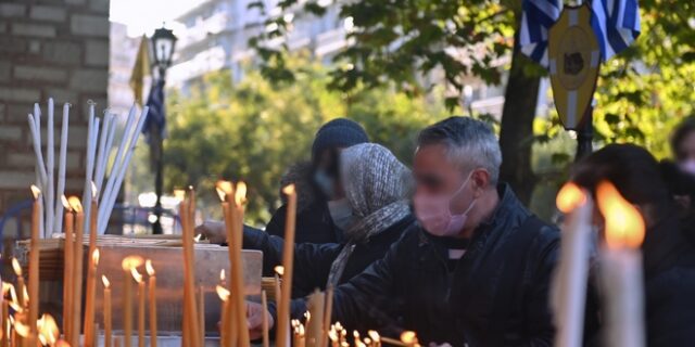 Απίστευτο σκηνικό στον Αγ. Δημήτριο: Ιερέας παρακάμπτει αστυνομία, βάζει κόσμο χωρίς μάσκα