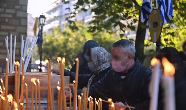 Απίστευτο σκηνικό στον Αγ. Δημήτριο: Ιερέας παρακάμπτει αστυνομία, βάζει κόσμο χωρίς μάσκα