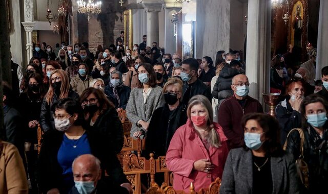 Στο ίδιο έργο θεατής η κυβέρνηση στη Θεσσαλονίκη- Σύσταση για μάσκα στις παρελάσεις