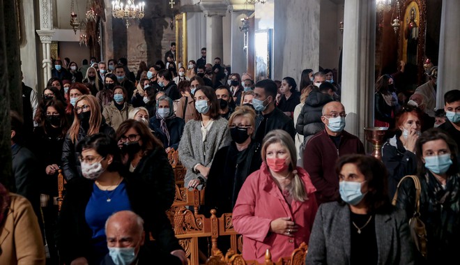 Στο ίδιο έργο θεατής η κυβέρνηση στη Θεσσαλονίκη- Σύσταση για μάσκα στις παρελάσεις