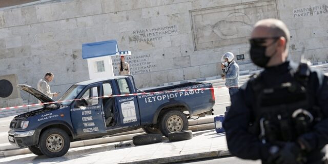 Σύνταγμα: Ανέβηκε με το αγροτικό του στο μνημείο του Άγνωστου Στρατιώτη και απειλούσε οτι θα βάλει φωτιά