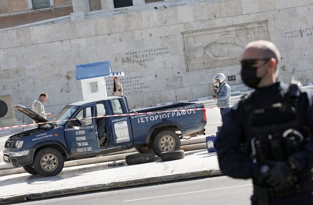 Σύνταγμα: Ανέβηκε με το αγροτικό του στο μνημείο του Άγνωστου Στρατιώτη και απειλούσε οτι θα βάλει φωτιά