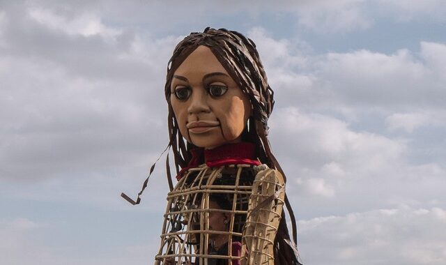 Γαλλία: Η γιγαντιαία κούκλα Αμάλ έφτασε στο Καλαί