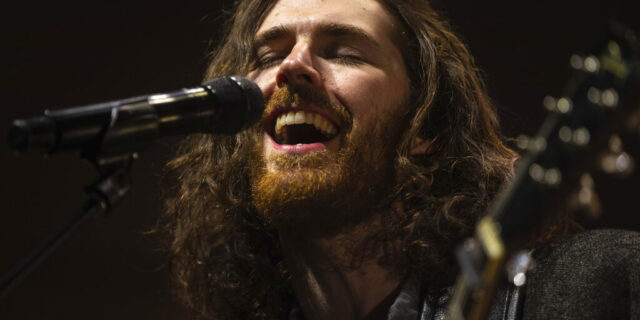 Hozier και Meduza : Ακούστε το νέο τους ατμοσφαιρικό ηλεκτρονικό τραγούδι