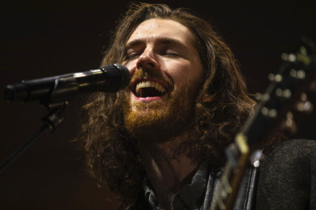 Hozier και Meduza : Ακούστε το νέο τους ατμοσφαιρικό ηλεκτρονικό τραγούδι