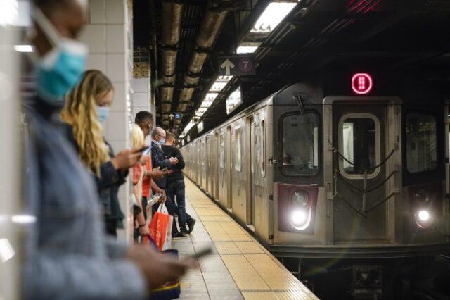 Σοκ στις ΗΠΑ: Γυναίκα έπεσε θύμα βιασμού στο μετρό και οι επιβάτες τραβούσαν βίντεο