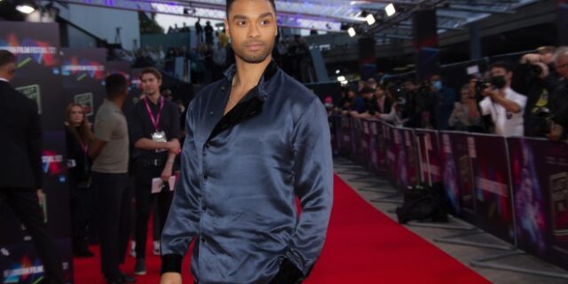 Rege-Jean Page: Ο πρωταγωνιστής του Bridgerton τραγουδάει στα ελληνικά και “μαγεύει”